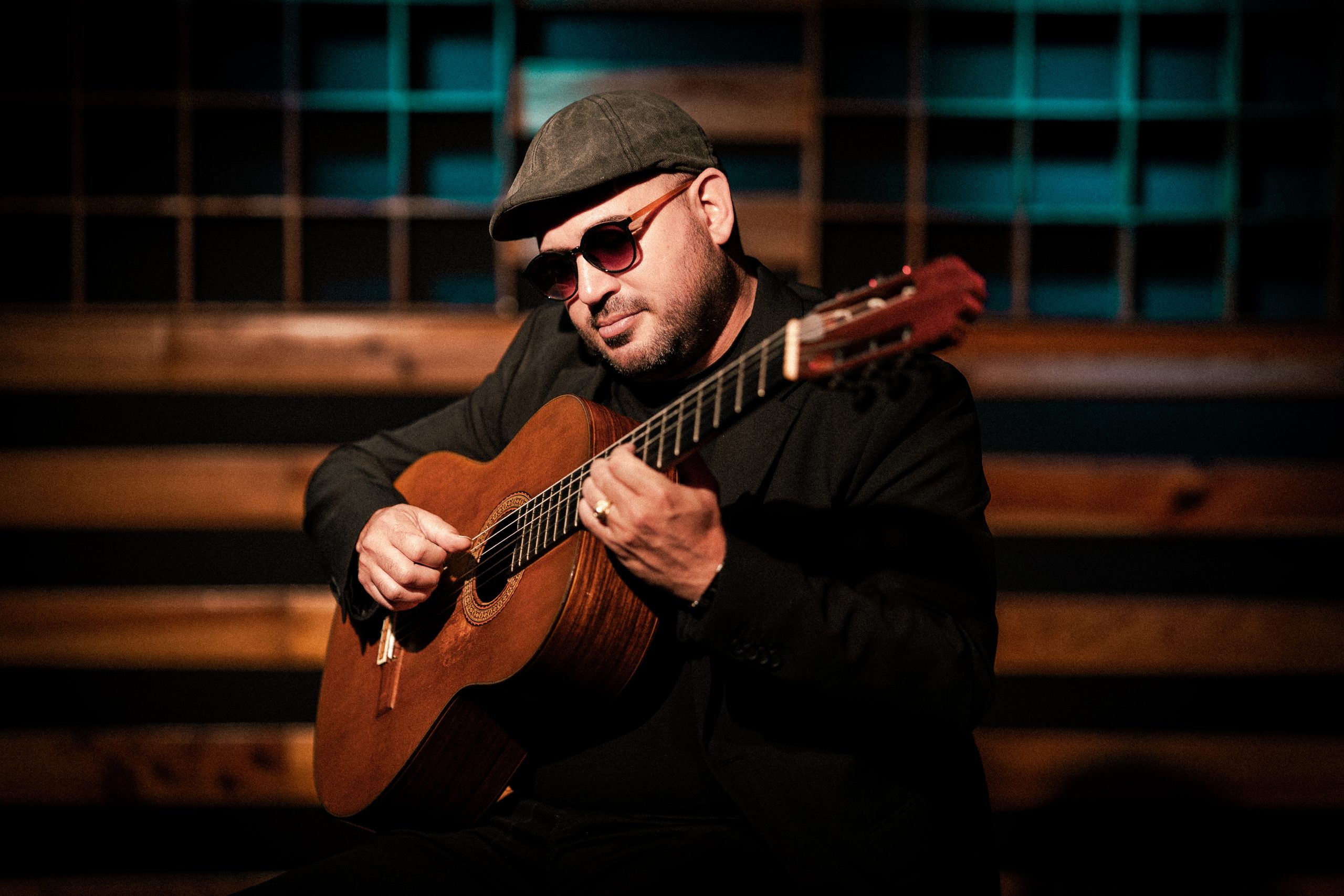 Danny Martínez con su guitarra